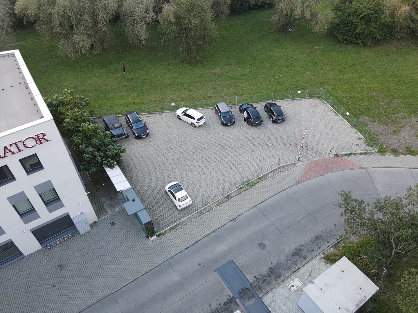 Mały parking dla klientów notariusza - dodatkowe miejsca postojowe